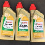 3 литровые Castrol Syntrax Universal 75W-90 на чёрном фоне