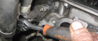 открутить трубку подвода ОЖ к ГБЦ на ВАЗ 2106