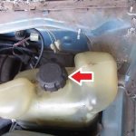 Стрелкой указана крышка расширительного бачка охлаждения